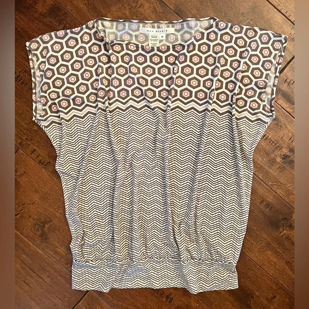 Max Studio • geometric Wrinkle-free Stretchy Soft Brown Tan White Red Top Medium - Picture 1 of 8